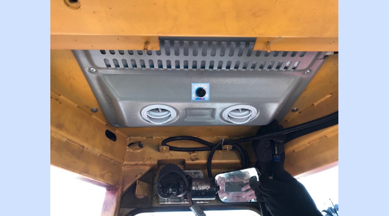 воздухораспределительная панель в кабине бульдозера Caterpillar D9R